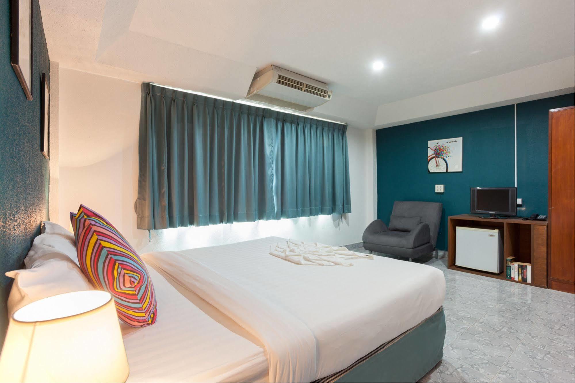 Simple Boutique Seabreeze Hotel Patong Exterior photo